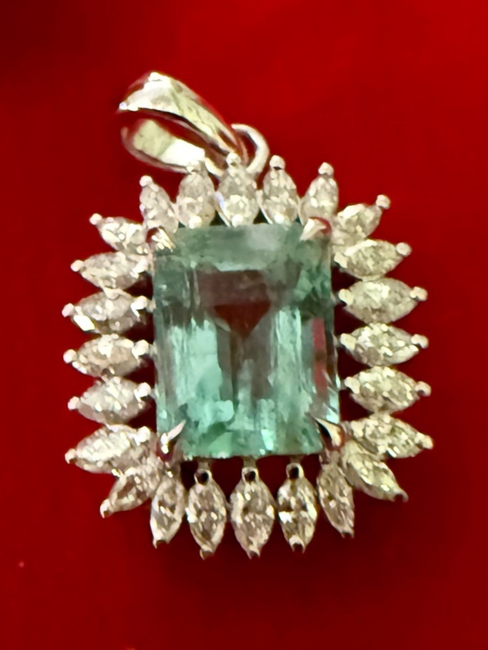 Stunning 18k white gold, diamond and natural Emerald Pendant